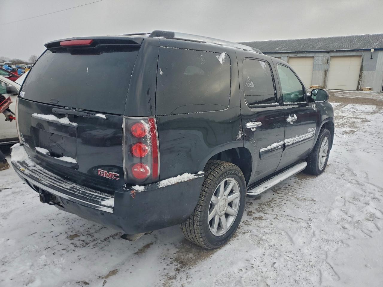 GMC Yukon Denali Image 4