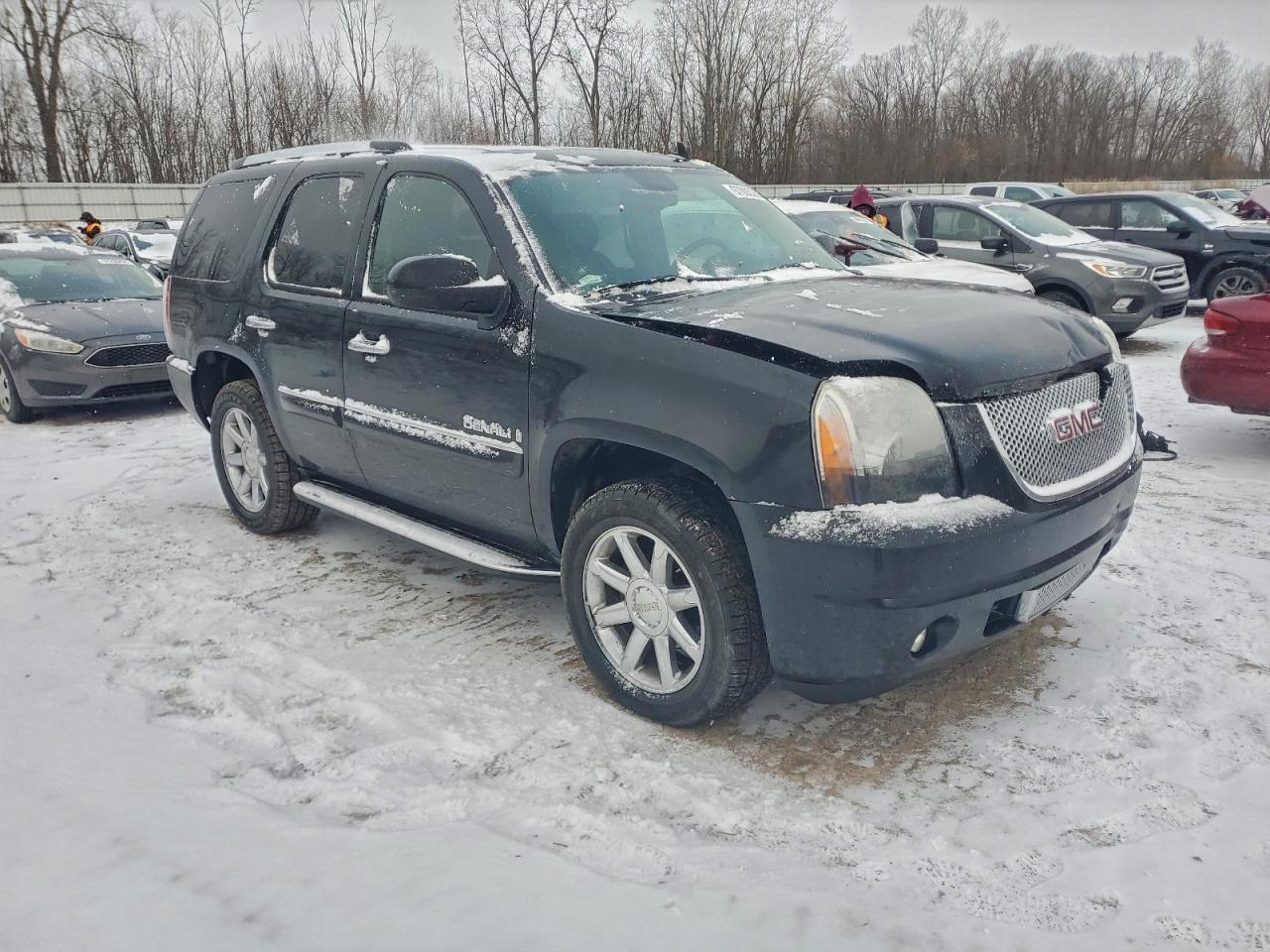 GMC Yukon Denali Image 3