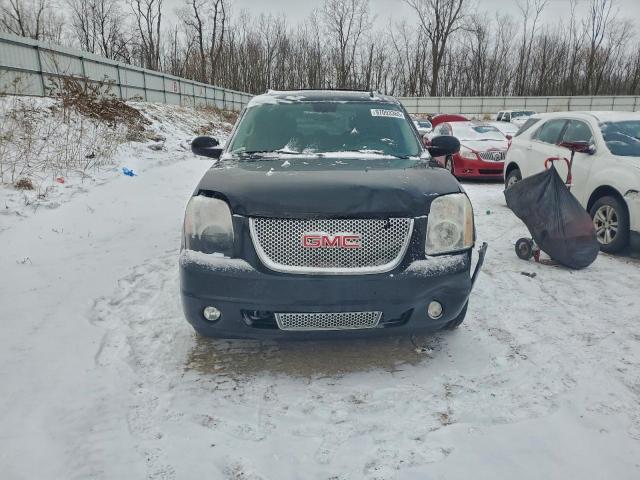 GMC Yukon Denali Image 2