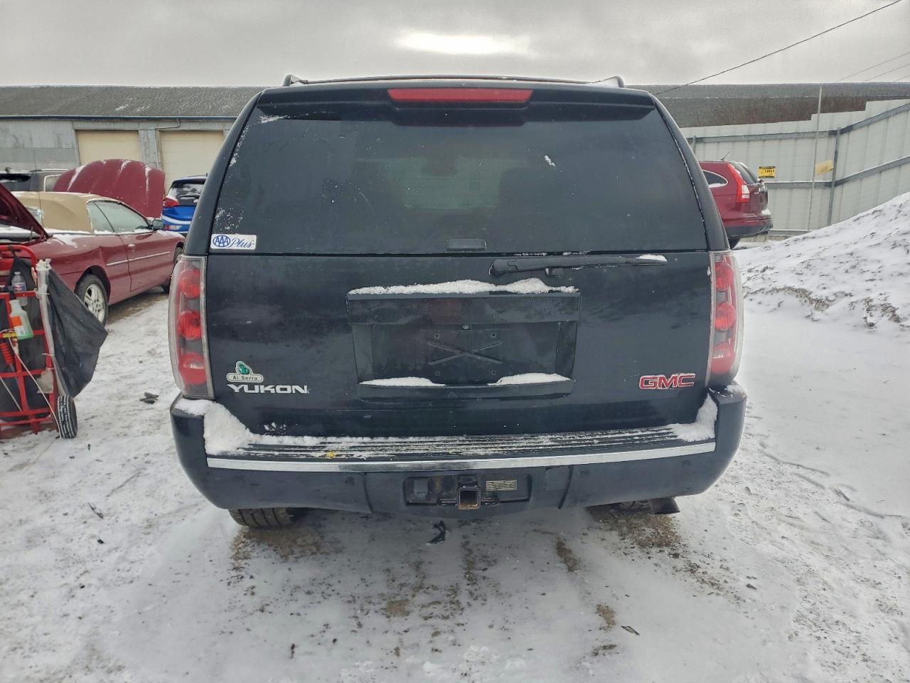 GMC Yukon Denali Image 13