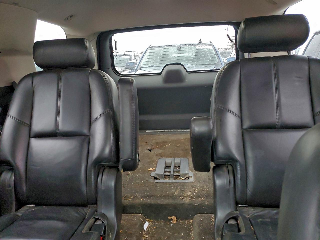 GMC Yukon Denali Image 11