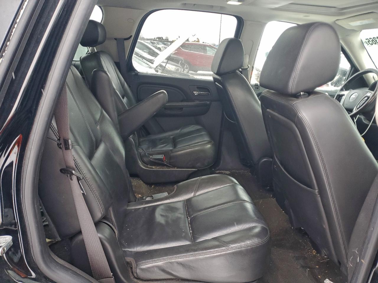 GMC Yukon Denali Image 12