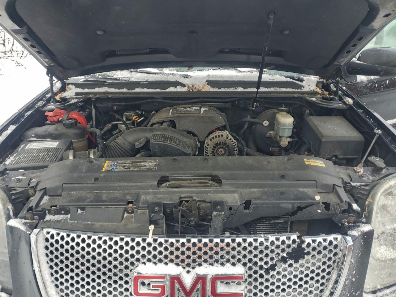 GMC Yukon Denali Image 8